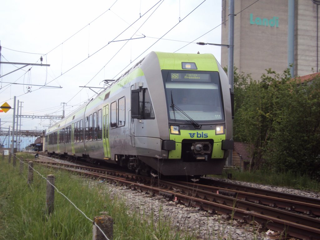Ltschberger RABe 535 111 als S5 nach Murten - Avanches bei der Ausfahrt in Kerzers. 07.05.2010