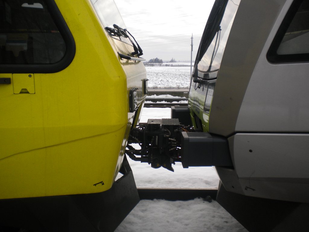 LOGIN NINA RABe 525 37 und Ltschberger RABe 535 105 geben einander ein Ksschen. Kerzers den 22.12.2009.