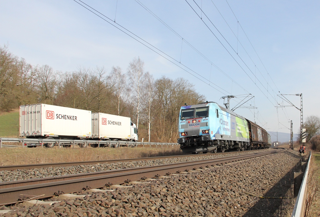 Logistik auf allen Wegen. Interessanter fr mich jedoch die 185 152-6 mit gemischtem Gterzug in Fahrtrichtung Sden. Aufgenommen am 27.03.2013 in Wehretal-Reichensachsen.