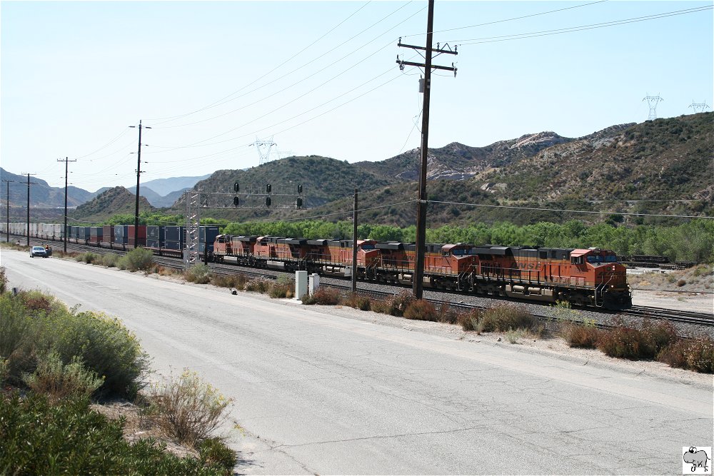 Lok # 7880 (GE ES44DC), # 7317 (GE ES44DC), # 7679 (GE ES44DC) und zwei Weiter ziehen einen Intermodal Zug gen Osten. Cajon Pass, Kalifornien im September 2011.