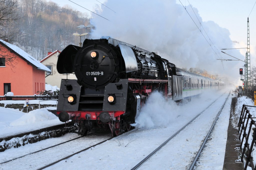 Lok 01 0509-8 der Pressnitztalbahn dampft mit dem  Nikolaussonderzug  im Elbtal entlang (hier beim Passieren der Station Obervogelgesang), ihrem Ziel Prag entgegen. 18.12.2010
