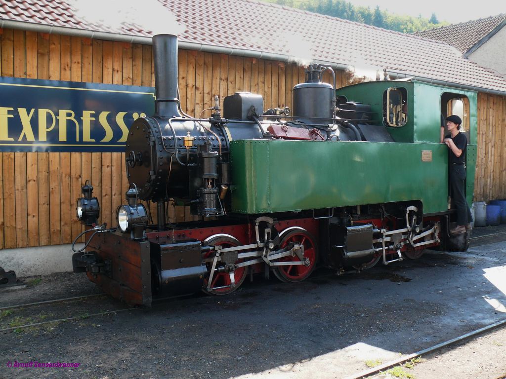 Lok 1 der ACFA (Waldeisenbahn Abreschviller) ist diese Mallet-Dampflok des Typs B'Bn4vt. Diese Lok fr 700mm Spurweite wurde 1906 von der Maschinenbau-Gesellschaft Heilbronn unter der Fabriknummer 476 fr die Waldbahn gebaut. Sie ist betriebsfhig und wird regelmig vor den Touristenzgen eingesetzt.
2012-08-12 Abreschviller (Alberschweiler)
