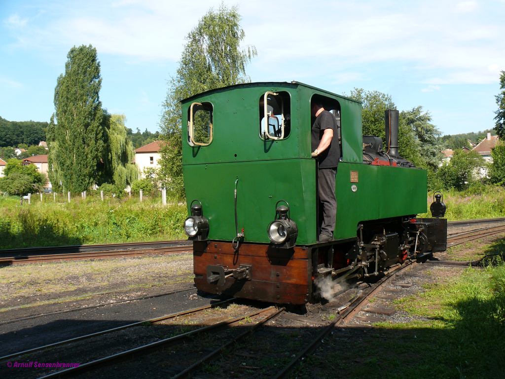 Lok 1 der ACFA (Waldeisenbahn Abreschviller) in Abreschviller von Hinten. 
Diese Mallet-Dampflok der Bauart B'Bn4vt fr 700mm Spurweite wurde 1906 von der Maschinenbau-Gesellschaft Heilbronn unter der Fabriknummer 476 fr die Waldbahn gebaut. Sie ist betriebsfhig und wird regelmig vor den Touristenzgen eingesetzt. 2012-08-12 Abreschviller (Alberschweiler) 