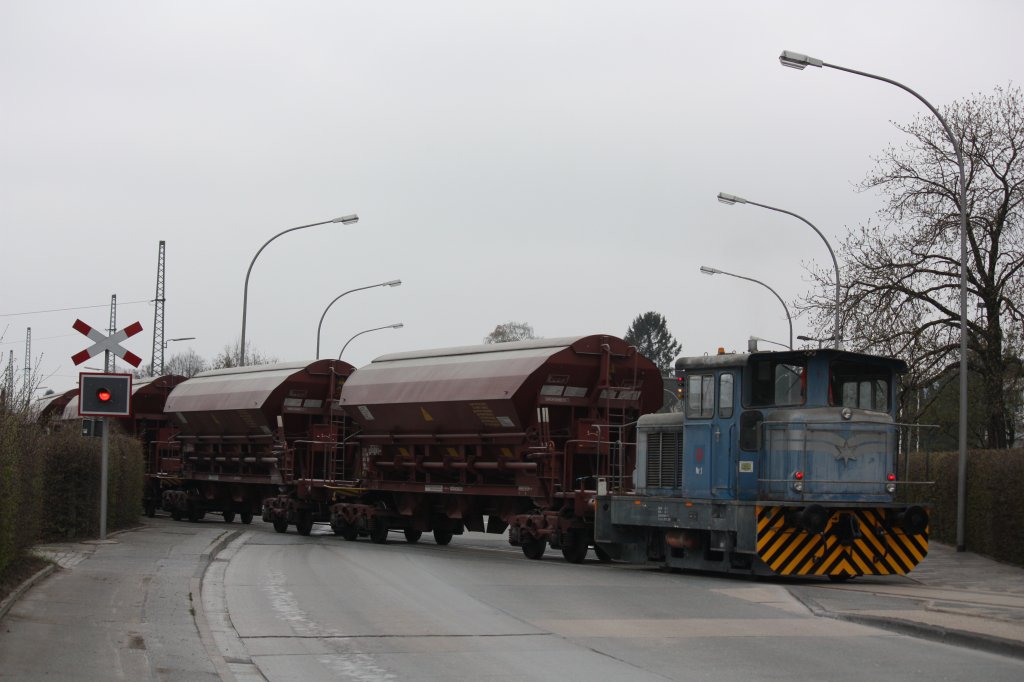 Lok 1 (Henschel 60626) der Zementwerke Dyckerhoff dr�ckt am 4.4.12 einen Zementzug aus dem Werk in den Gbf von Lengerich hinein.