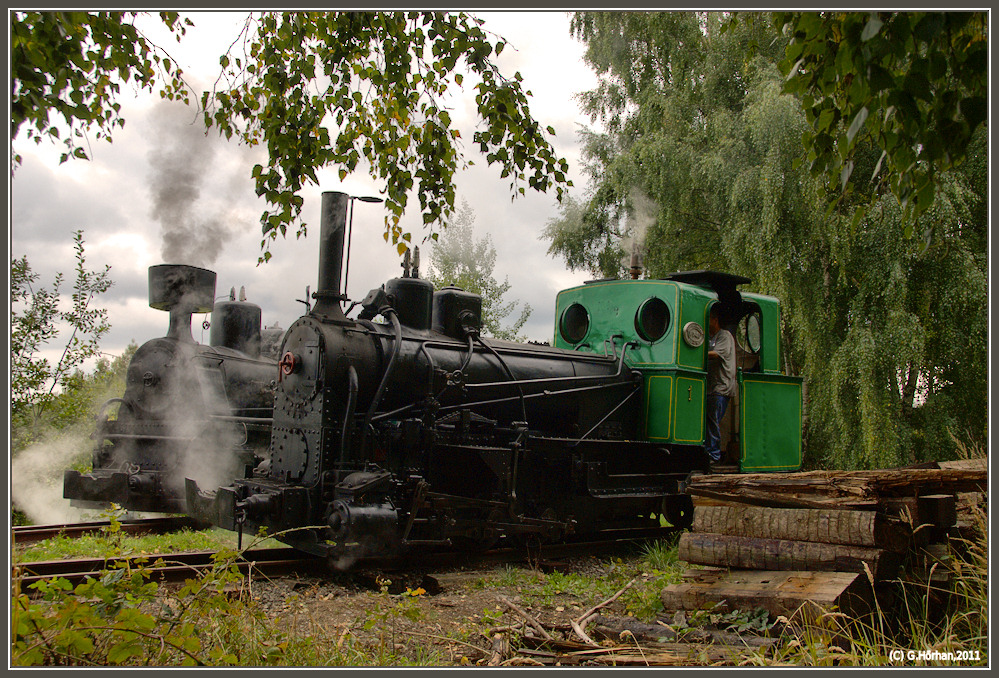 Lok 1  Jednicka , Kraus/Linz 1920 und Lok 5  Petka , Kraus/Linz 1929 im Betriebshof Mladejov, 10.9.2011