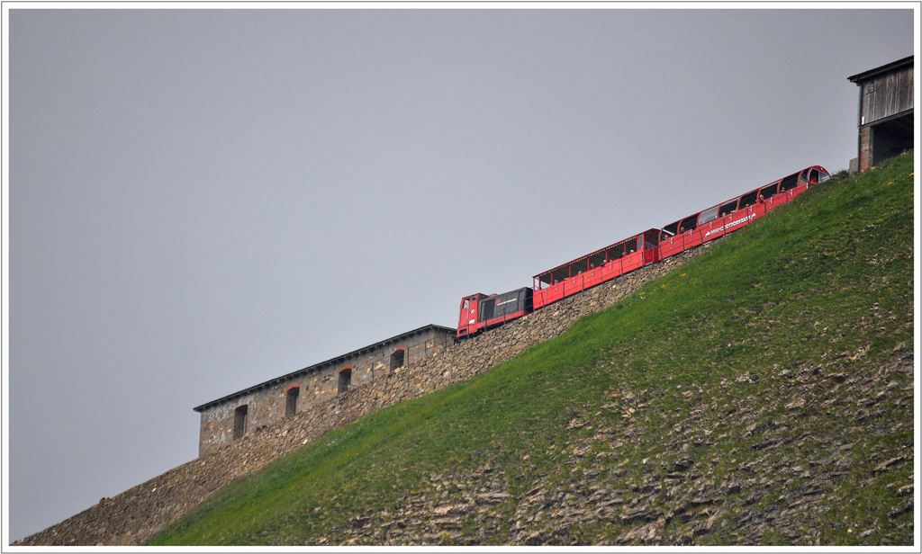 Lok 10 hat soeben die Bergstation ber den steilen Grat verlassen. (15.07.2013)