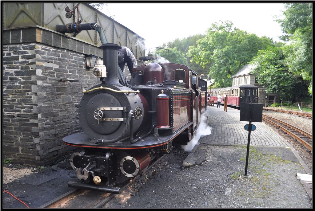 Lok 10  Merrdin Emrys  fasst Wasser in Tan-y-Bwlch. (07.09.2012)
