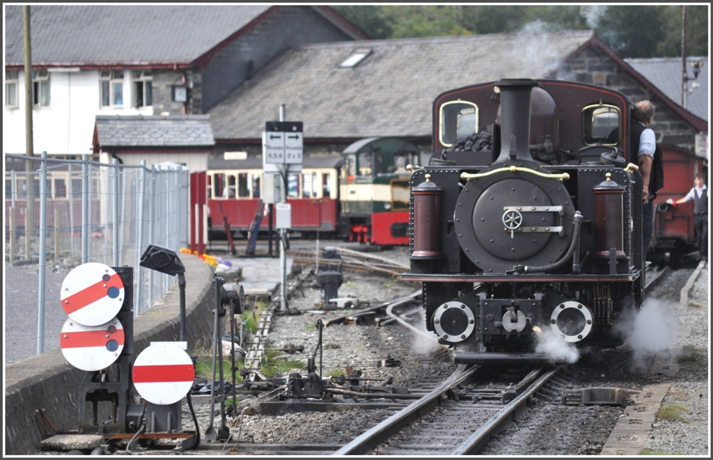 Lok 10 wechselt nach dem Wasserfassen auf die andere Zugseite fr die nchste Fahrt von Porthmadog nach Blaenau Ffestiniog. (04.09.2012)