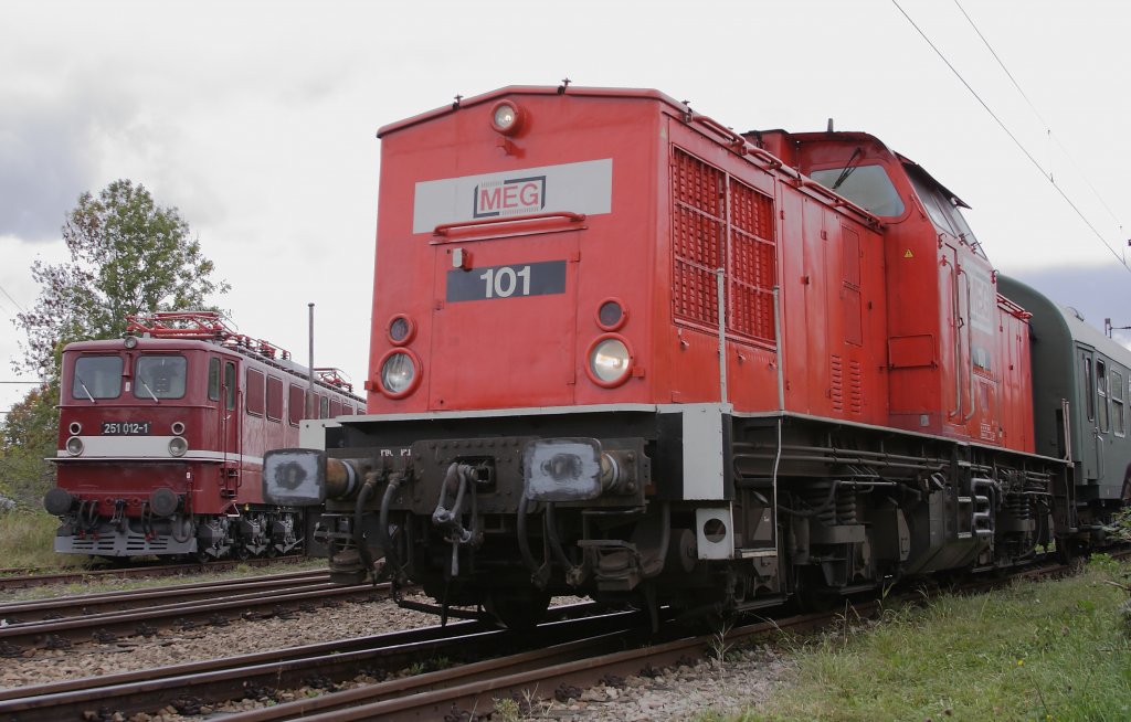 Lok 101 der MEG (BR 110 der Deutschen Reichsbahn) verl��t mit ihrem Pendelzug am 08.10.2011 im Rahmen des hier stattfindenden Eisenbahnfestes das Gel�nde des Bahnmuseums Weimar in Richtung Weimar Hbf. Links im Bild ist 251 012 der R�belandbahn zu sehen.
