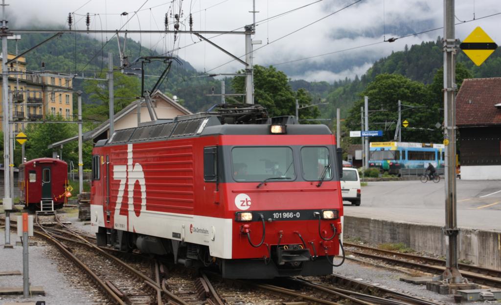 Lok 101966 der Zentralbahn ist am 18.5.2009 mit einem Zug im Bahnhof 
Meiringen angekommen. Nach dem Abspannen fhrt sie nun ins Depot.