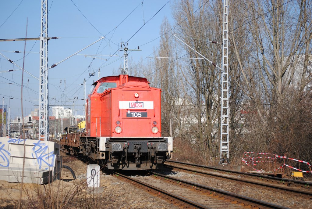 Lok 105 der MEG am 21.02.2011 hhe Abzw. OKN ,neu Bahnhofsteil Frankfurter Allee des Bf Ostkreuz nach Umbau.
