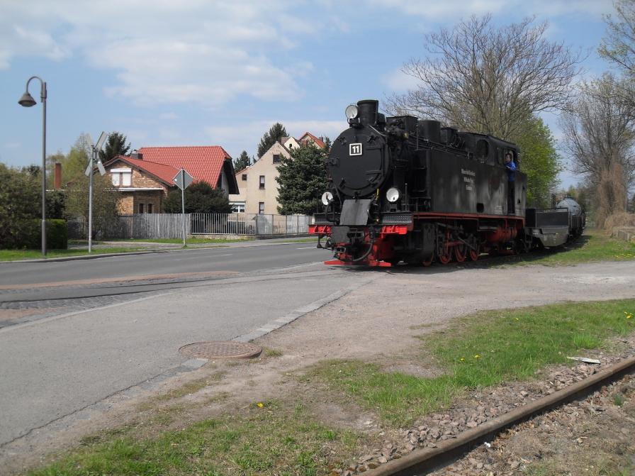 Lok 11 hat mit ihrem Gterzug Einfahrt in Benndorf. Im Vordergrund ist noch ein bergebliebenes Stck Gleis eines seit vielen Jahren stillgelegten Gleisanschlusses in das Sgewerk zu sehen. (17.04.2011)