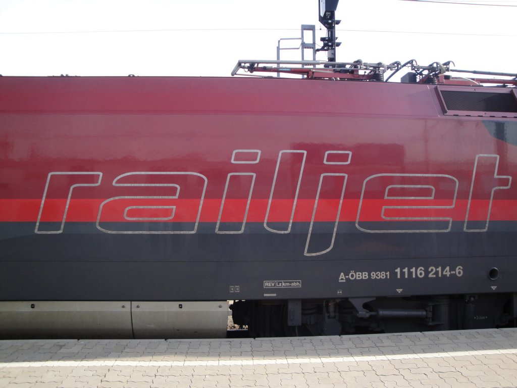 Lok 1116 214-6 steht mit einem RJ in Wien Meidling
