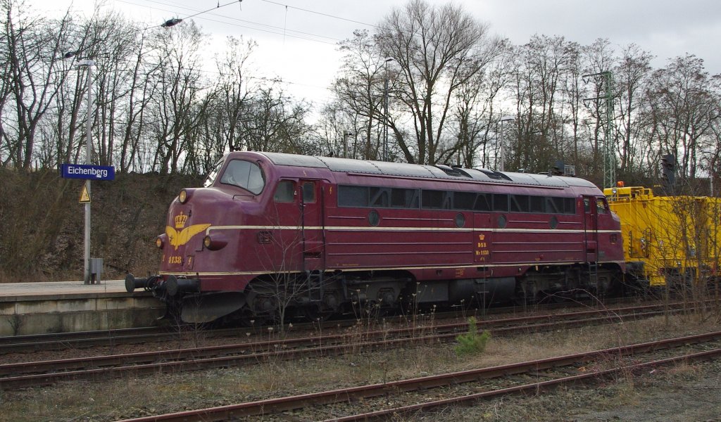 Lok 1138 der DSB brllt mit einem Bauzug durch Einchenberg in Fahrtrichtung Norden. Aufgenommen am 04.03.2010.