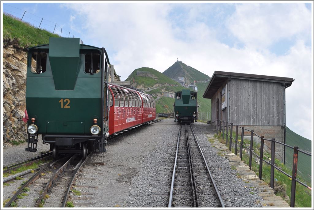 Lok 12 und 14 haben mit ihren Zgen die Station auf dem Brienzer Rothorn erreicht. (15.07.2013)