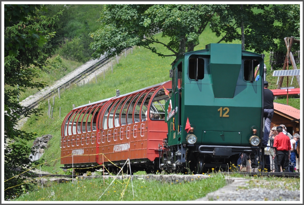 Lok 12 ist auf der Planalp angekommen. Im Hintergrund sieht man die weiterfhrende Strecke Richtung Brienzer Rothorn. (03.08.2012)