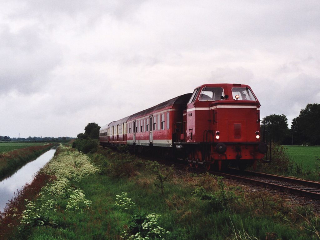 Lok 12 (ehemalige DL1 der Wittlager Kreisbahn) der Stichting Stadskanaal Rail (STAR) mit einem Museumszug Stadskanaal-Veendam bei Nieuwediep am 25-05-2006. Bild und scan: Date Jan de Vries.