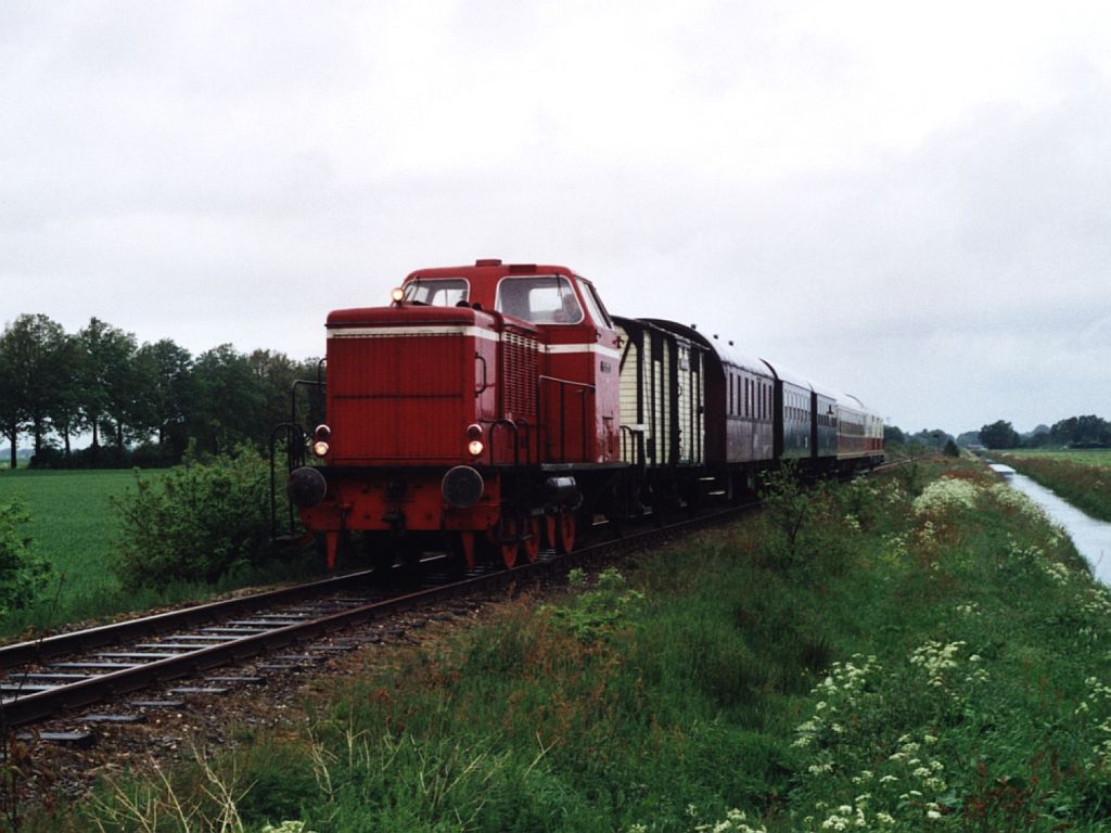 Lok 12 (ehemalige DL1 der Wittlager Kreisbahn) mit einem Museumszug Stadskanaal-Veendam der Stichting Stadskanaal Rail (STAR) auf Bahnhof Veendam am 25-05-2006. Bild und scan: Date Jan de Vries.