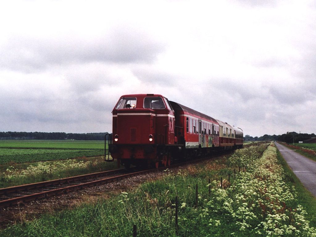 Lok 12 (ehemalige DL1 der Wittlager Kreisbahn) der Stichting Stadskanaal Rail (STAR) mit Museumszug Stadskanaal-Veendam bei Wildervank am 25-05-2006.