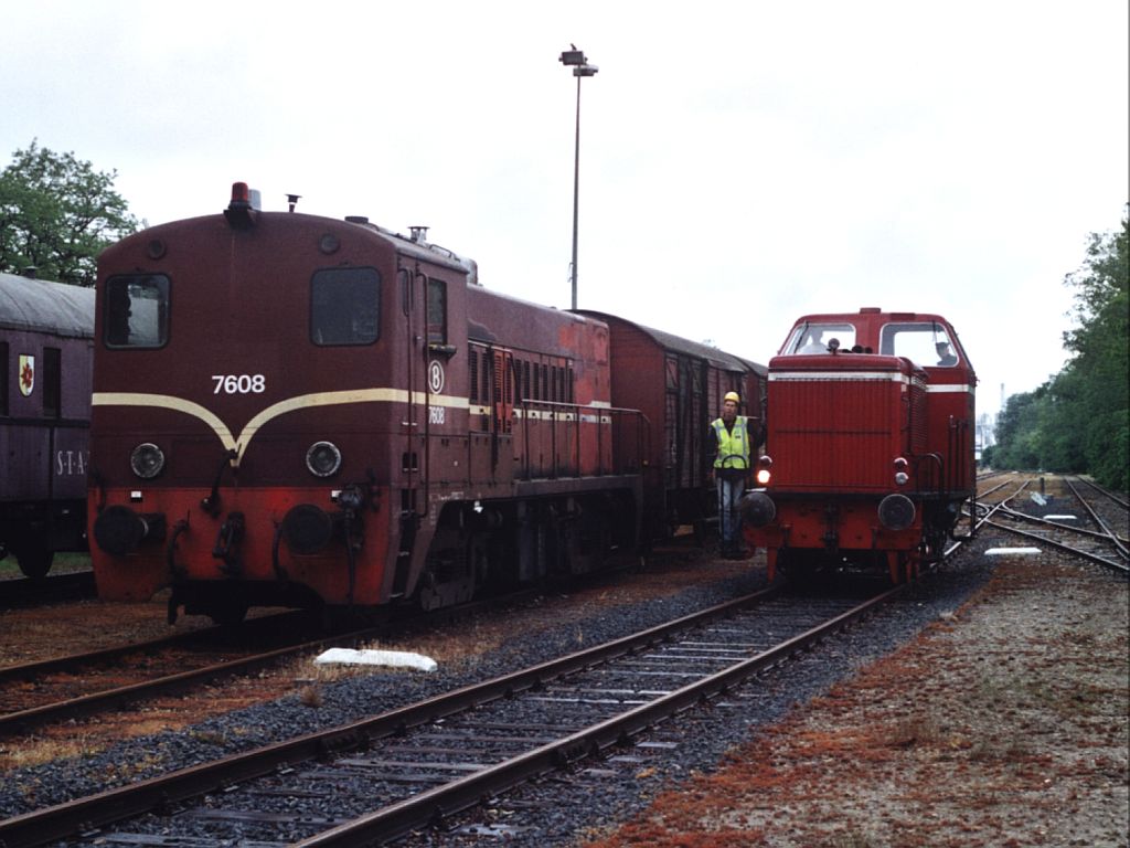 Lok 12 (ehemalige DL1 der Wittlager Kreisbahn) der Stichting Stadskanaal Rail (STAR) neben der Die Belgische 7608 (NMBS/SNCB) in Veendam (die Niederlande) am 25-05-2006. Es handelt sich um eine ehemalige Diesellok der NS der BR 2200/2300 (2275, die einzige Lok der BR welche im original Farben erhalten ist). Bild und scan: Date Jan de Vries.