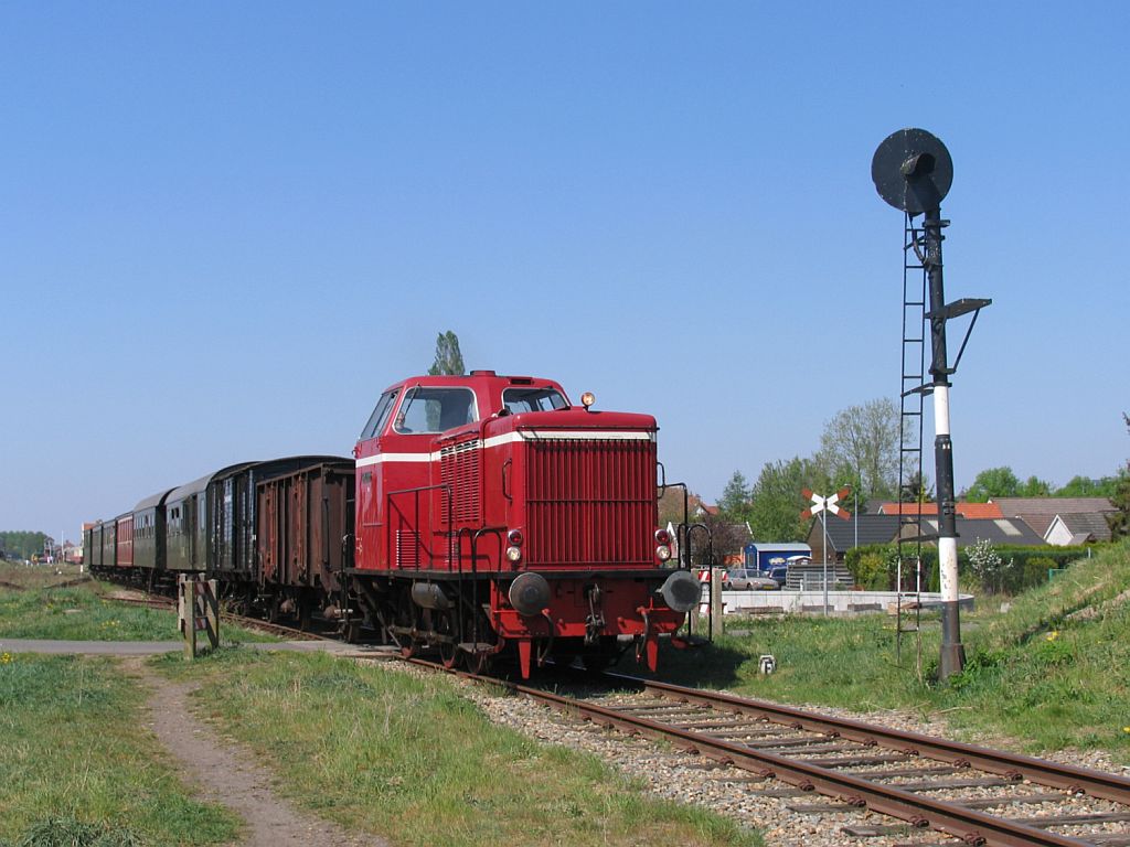 Lok 12 (ehemalige DL1 der Wittlager Kreisbahn) der Stichting Stadskanaal Rail (STAR) mit einem Museumszug Stadskanaal-Musselkanaal in Stadskanaal am 25-4-2011.