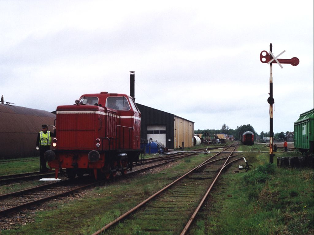Lok 12 (ehemalige DL1 der Wittlager Kreisbahn) der Stichting Stadskanaal Rail (STAR) neben ein Fl�gelsignal auf Bahnhof Stadskanaal am 25-05-2006.