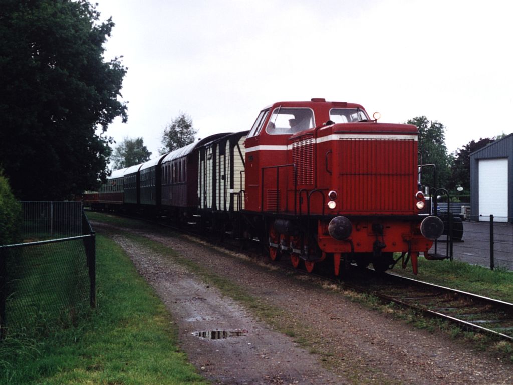 Lok 12 (ehemalige DL1 der Wittlager Kreisbahn) der Stichting Stadskanaal Rail (STAR) mit einem Museumszug Stadskanaal-Veendam in Veendam am 25-05-2006.
