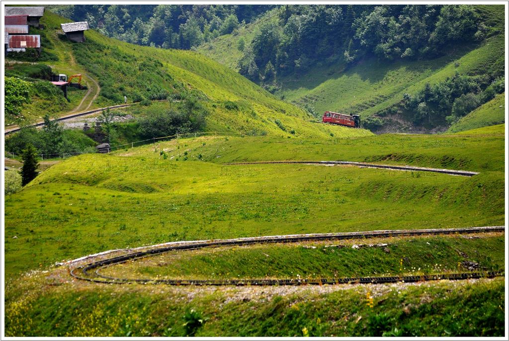 Lok 12 kommt von der Planalp Richtung Mittler Staffel herauf und windet sich durch mehrere Bgen Richtung Chemaad-Tunnel. (15.07.2013)