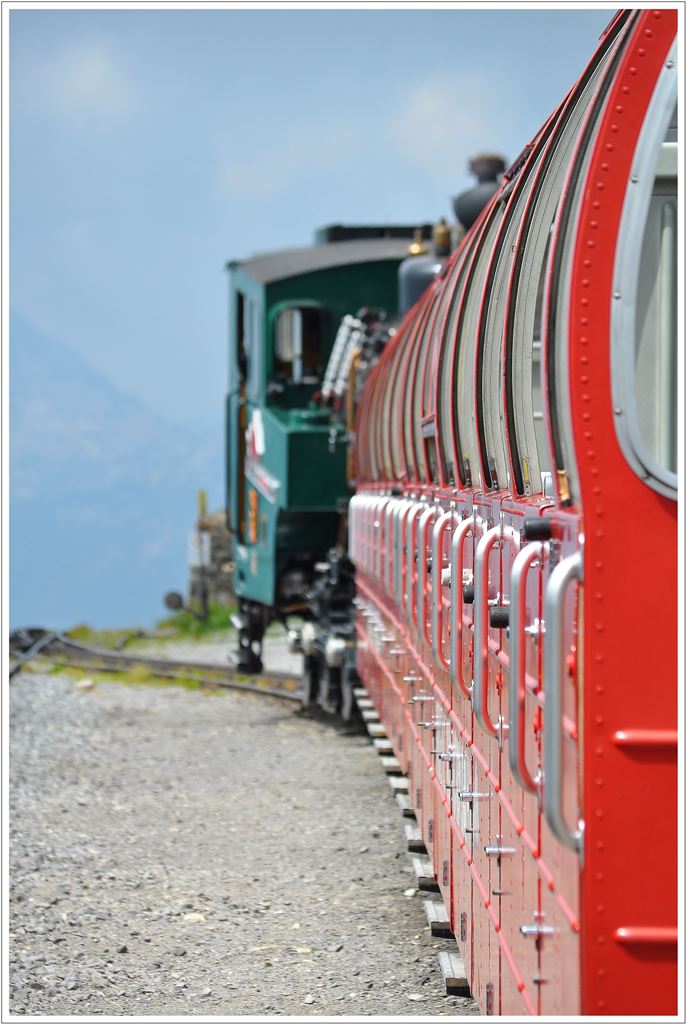 Lok 12 mit zwei Vorstellwagen in der Bergstation Bienzer Rothorn. (15.07.2013)