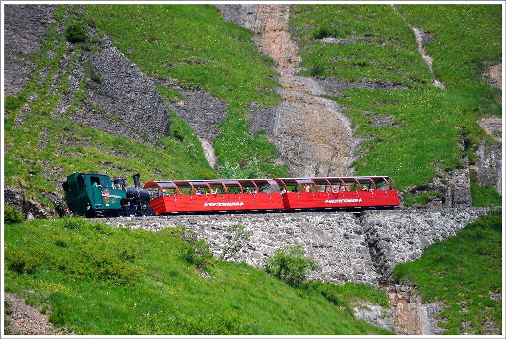 Lok 12 schiebt ihre beiden Vorstellwagen oberhalb des Chemaadtunnels bergwrts. (15.07.2013)