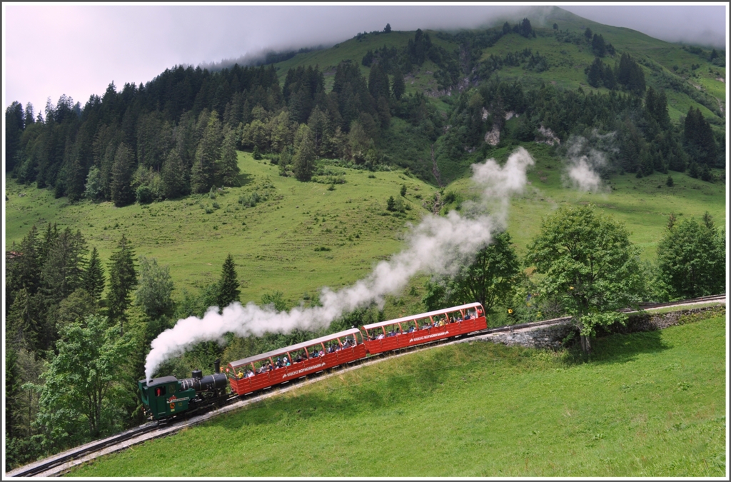 Lok 12 verlsst um 13.00Uhr die Planalp Richtung Brienz. Wegen des Streckeunterbruchs im oberen Teil fuhren die Zge nach dem Zwischensaisonfahrplan. (03.08.2012)