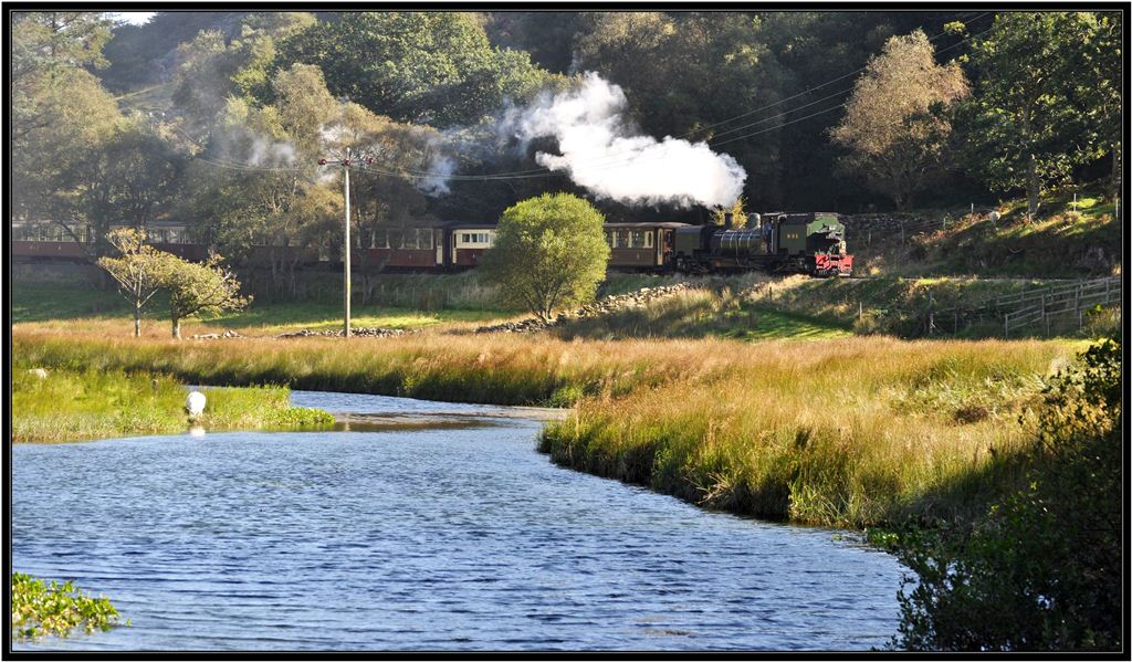 Lok 143 von Beyer Peacock ex South African Railways schlngelt sich einem Fluss entlang Richtung Waunfawr. (07.09.2012)