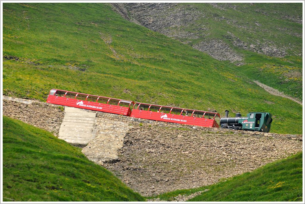 Lok 15 auf hoher Sttzmauer unterhalb der Bergstation. (15.07.2013)
