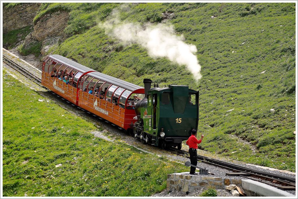 Lok 15 erreicht die Ausweichstelle Oberstaffel. Die Zahnstangenweichen werden von Hand gestellt fr den Gegenzug. (15.07.2013)