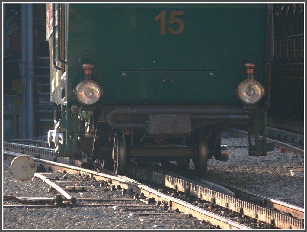 Lok 15 verschwindet nach getaner Arbeit im  Stall . (01.10.2011)