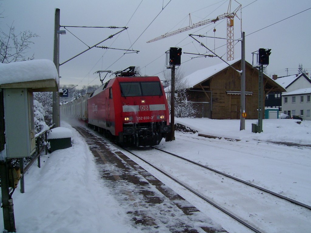 Lok 152 030-3 am 28.12.2010 im Bahnhof Burgstall/Murr mit Ganzgterzug auf der Fahrt in Richtung Kornwestheim Rbf.