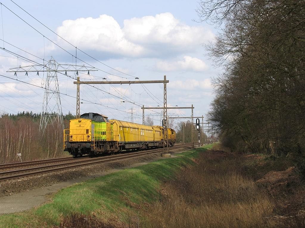 Lok 17 (ehemalige DB 202 682-1) der RRF (Rotterdam Railfeeding Centre) mit einem Gterzug bei Herfte am 2-4-2010.