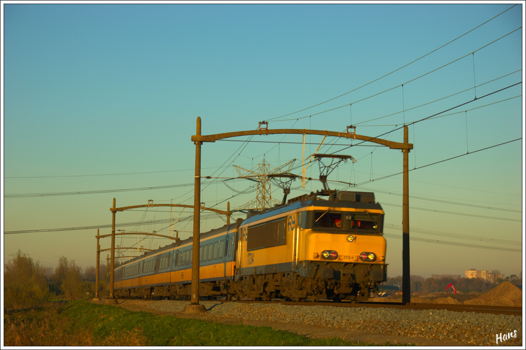 Lok 1734 fhrt mit ihren Waggons als IC nach Venlo, hier unter den alten Fahrleitungsmasten bei Dordrecht am 14. Oktober 2012.