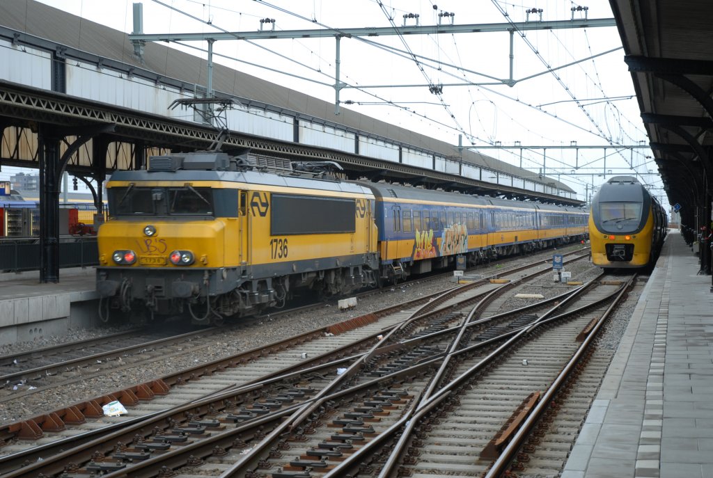Lok 1736 mit Schnellzug (Roosendaal-Zwolle) fahrt Bf Nijmegen aus, 10-03-2011-1