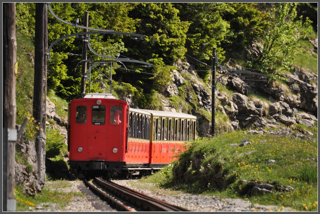 Lok 18 schiebt Zug 651 bergwrts ber die Stepfegg. (27.06.2012)