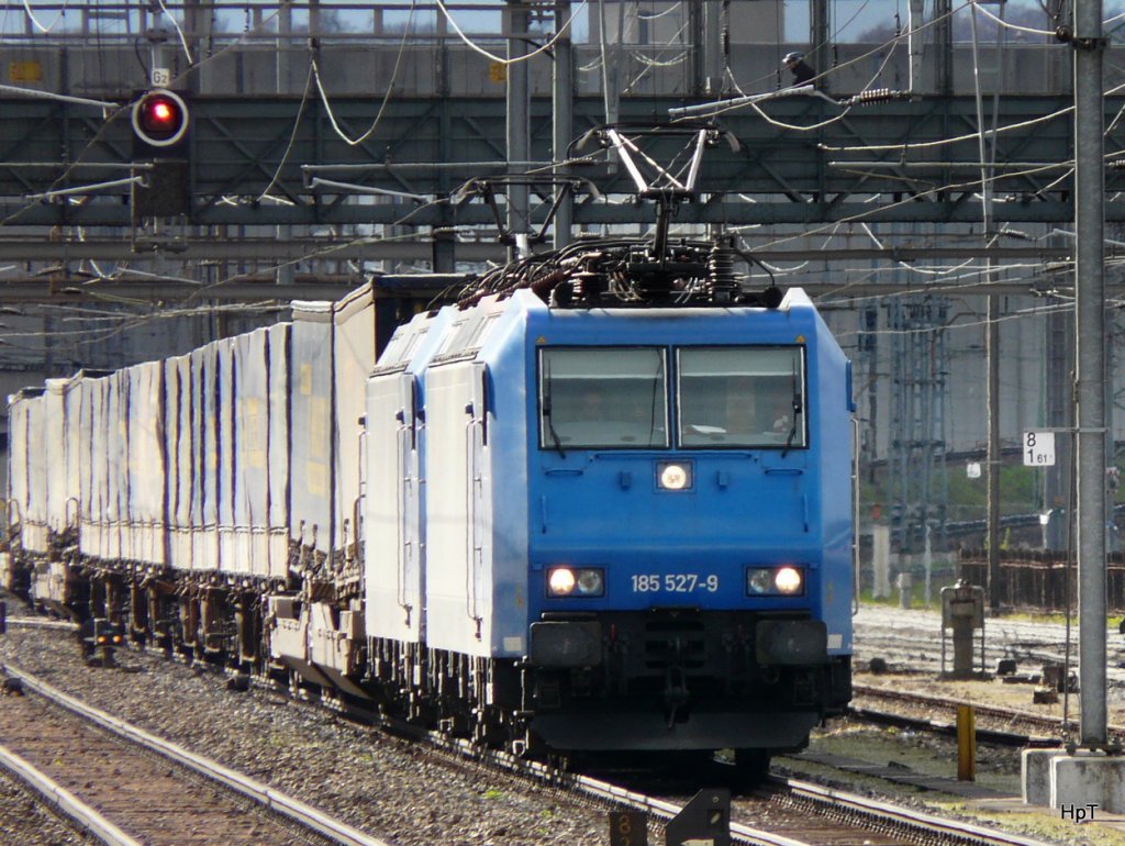 Lok 185 527-9 und 185 525-3 vor Gterzug bei der durchfahrt im Bahnhof Prattelen am 02.04.2010