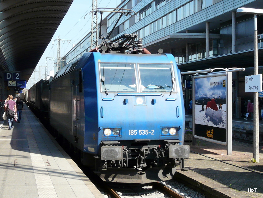 LOk 185 535-2 vor Gterzug bei der Durchfahrt im Bahnhof in Freiburg.i.B am 22.09.2010