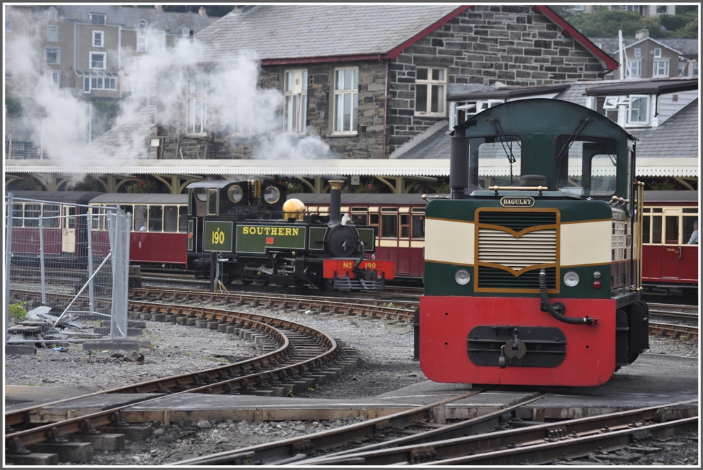 Lok 190  Southern  kommt an ihren Zug zur�ck, w�hrenddem die kleine Diesellok auf den Zug der WHR aus Caernarfon wartet. (04.09.2012)
