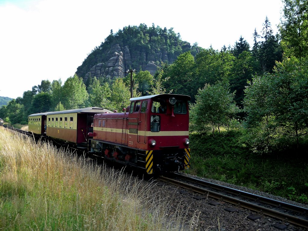 Lok 199 013 der SOEG mit Zug 707, welcher planmig mit Diesel bespannt ist. Hier am 01.08.2010 kurz hinter dem Kurort Oybin mit Ziel Zittau. 
