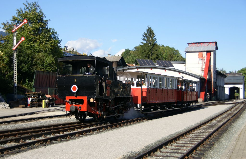 Lok 2 der Achenseebahn fhrt am 9. September 2011 in den Endbahnhof Jenbach ein.