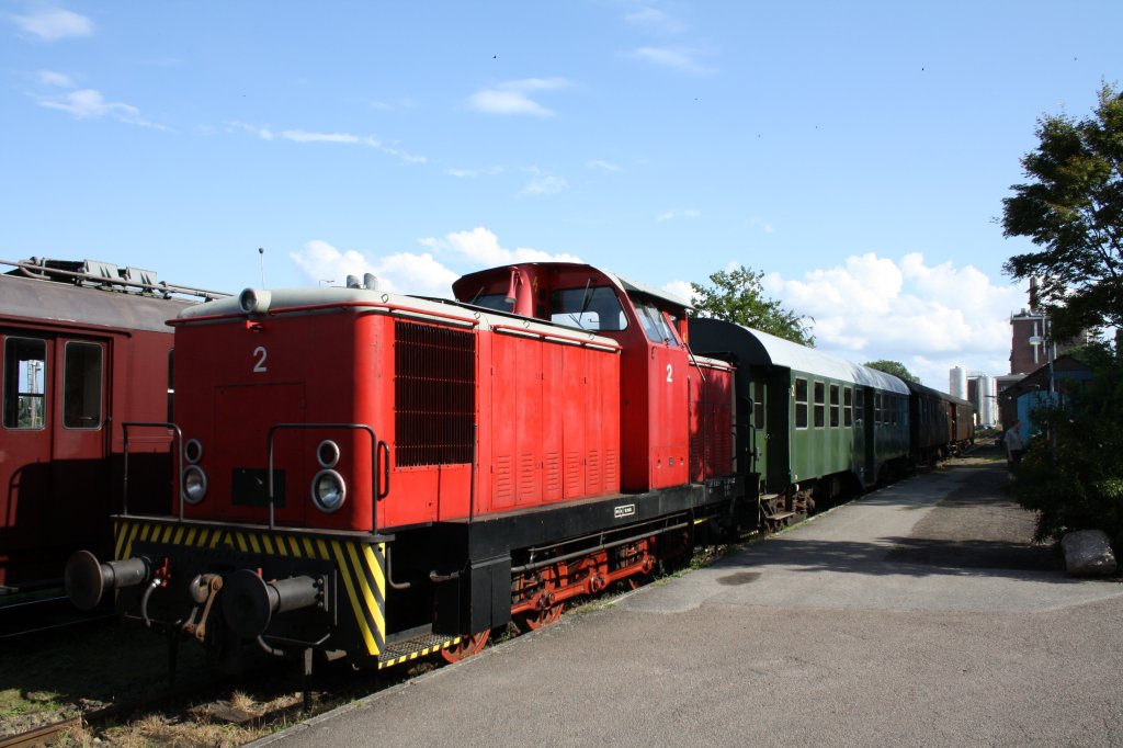 Lok 2 der Angelner Dampfeisenbahn steht am 13.07.09 vor einigen Wagen abgestellt in Kappeln.