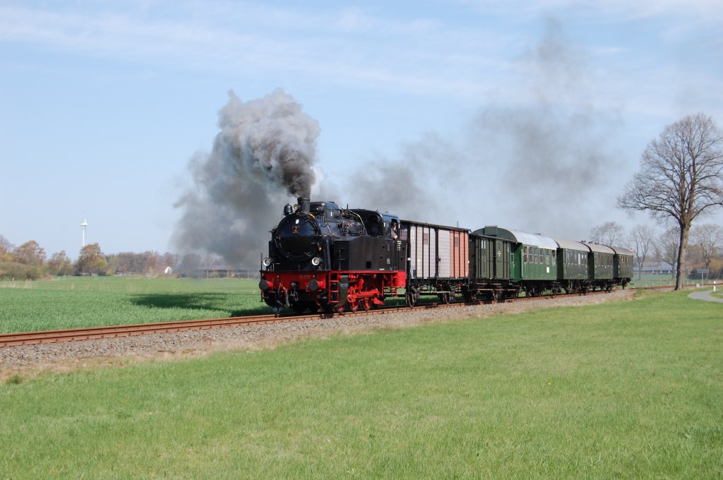 Lok 2 der DHEF (Delmenhorst Harpstedter Eisenbahn Freunde) am 1.Mai 2013 mit einem Museumszug aus Delmenhorst kommend Richtung Harpstedt