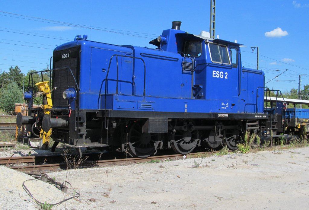 Lok 2 (ex DB 365 108-0) der Eisenbahn-Service Gesellschaft (ESG) steht am 29. August 2012 im Bahnhofsbereich von Feucht abgestellt. 
