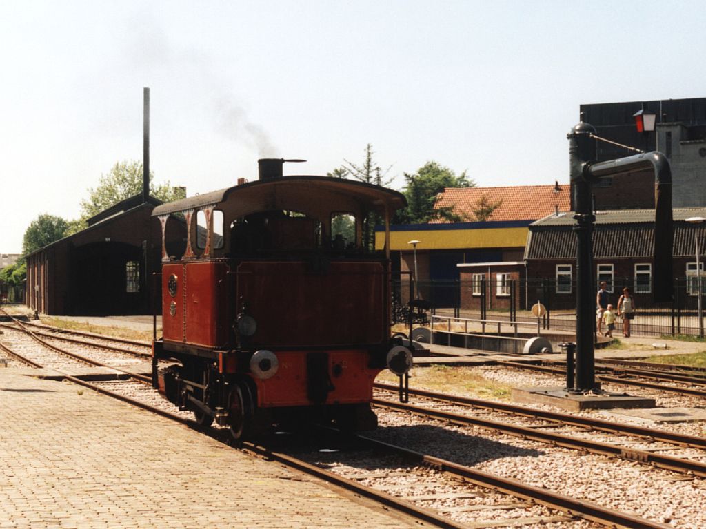 Lok 2 der Museum Buurt Spoorweg auf Bahnhof Haaksbergen am 24-5-2001. Bild und scan: Date Jan de Vries.