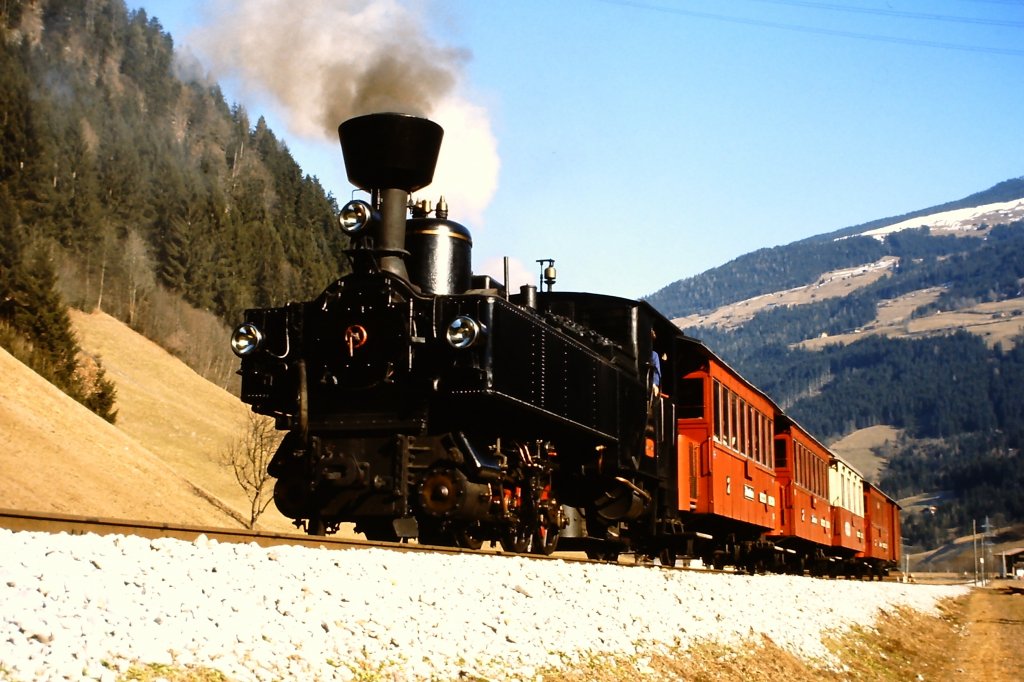 Lok 2 der Zillertalbahn ist am 12. Februar 1989 mit der Reisegruppe der DGEG unterwegs, die mit dem Glsernen Zug angereist ist.